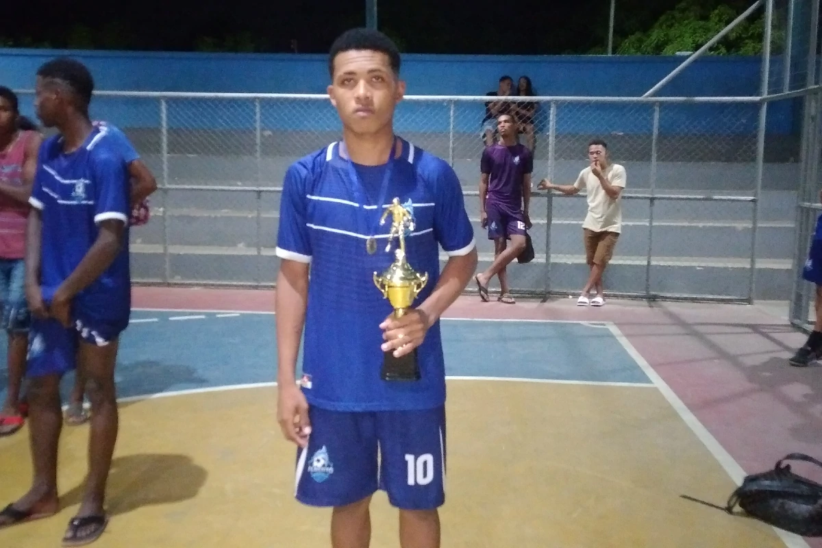Na-imagem-Antônio-Robert-mostrando-seu-troféu-de-Artilheiro-1ª-Pro-Liga-Regenerense-de-Futsal