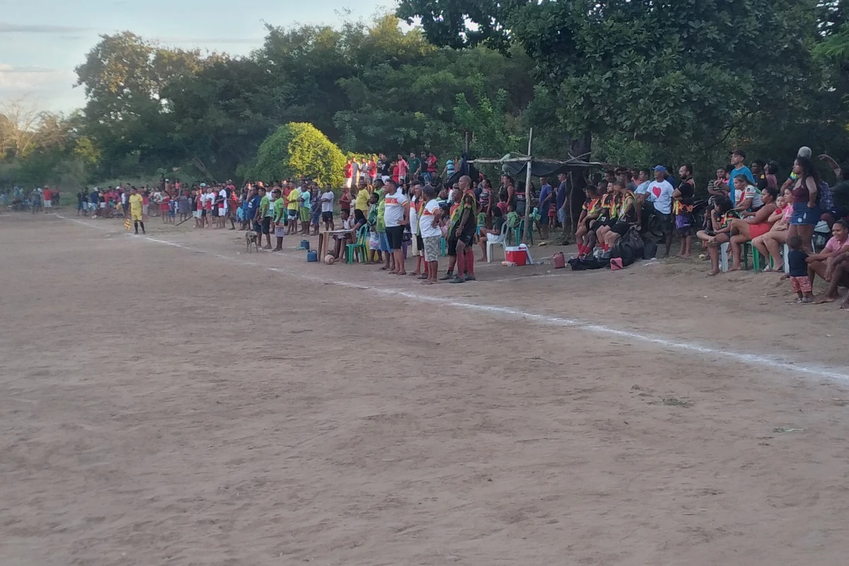 Imagem-do-grande-público-que-compareceu-ao-campo-da-Vila-União-para-prestigiar-a-final-entre-Reggae-Dance-e-do-Budu-City