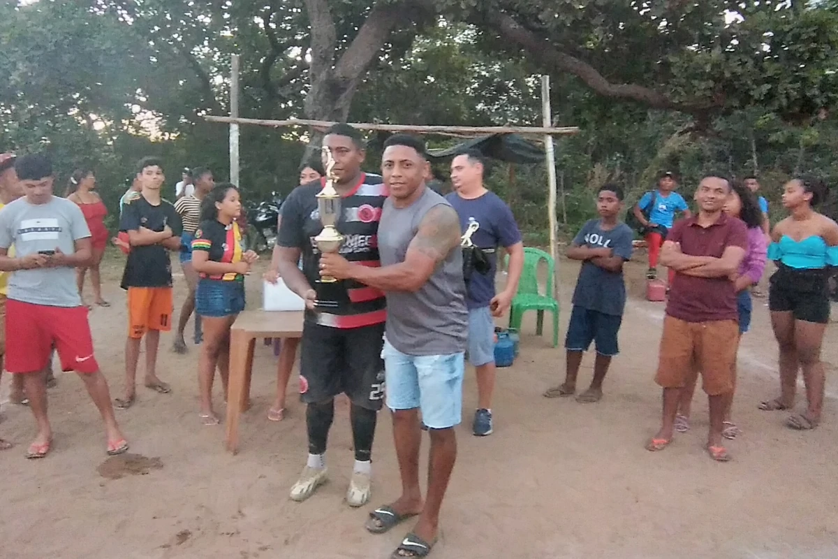 Na-imagem-goleiro-Zé-Ricardo-recebendo-o-troféu-de-campeão-