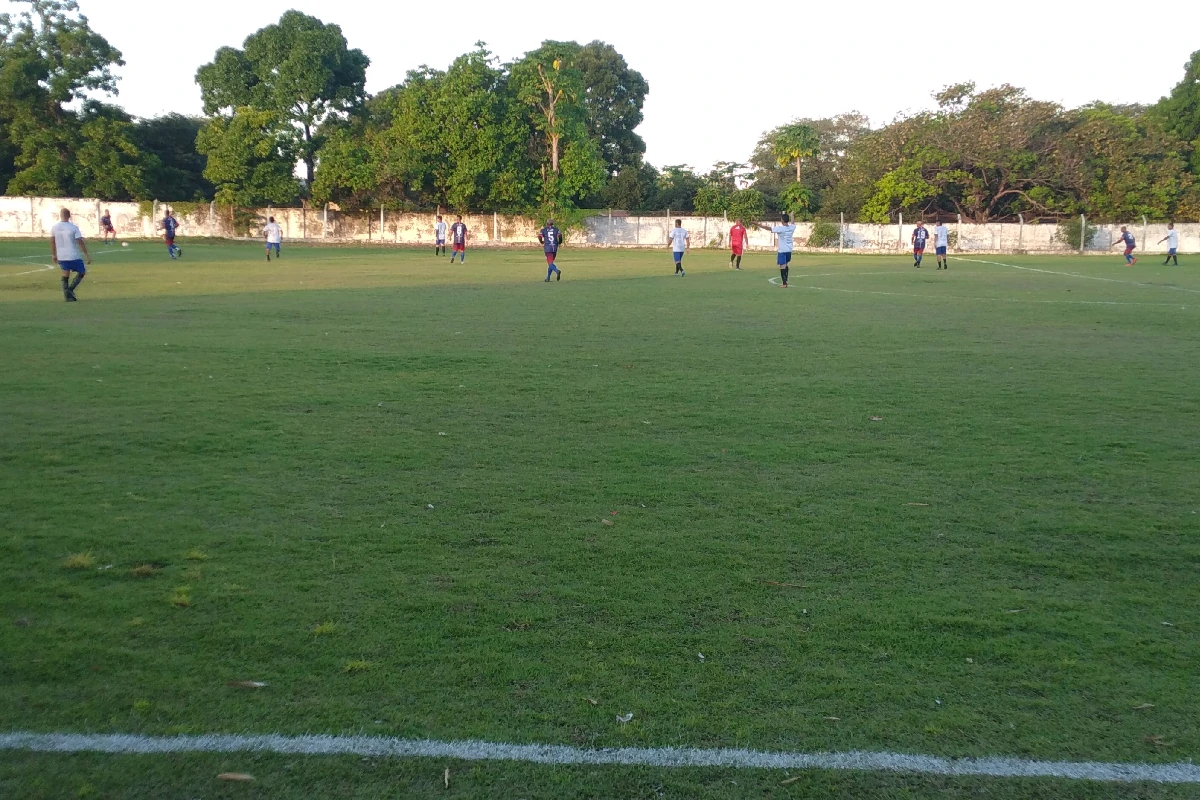 Imagem-da-bola-rolando-no-Estádio-Alfredão-em-Regeneração-Piauí-pela--2ª-Copa-Regional-dos-Quarentões-do-Médio-Parnaíba