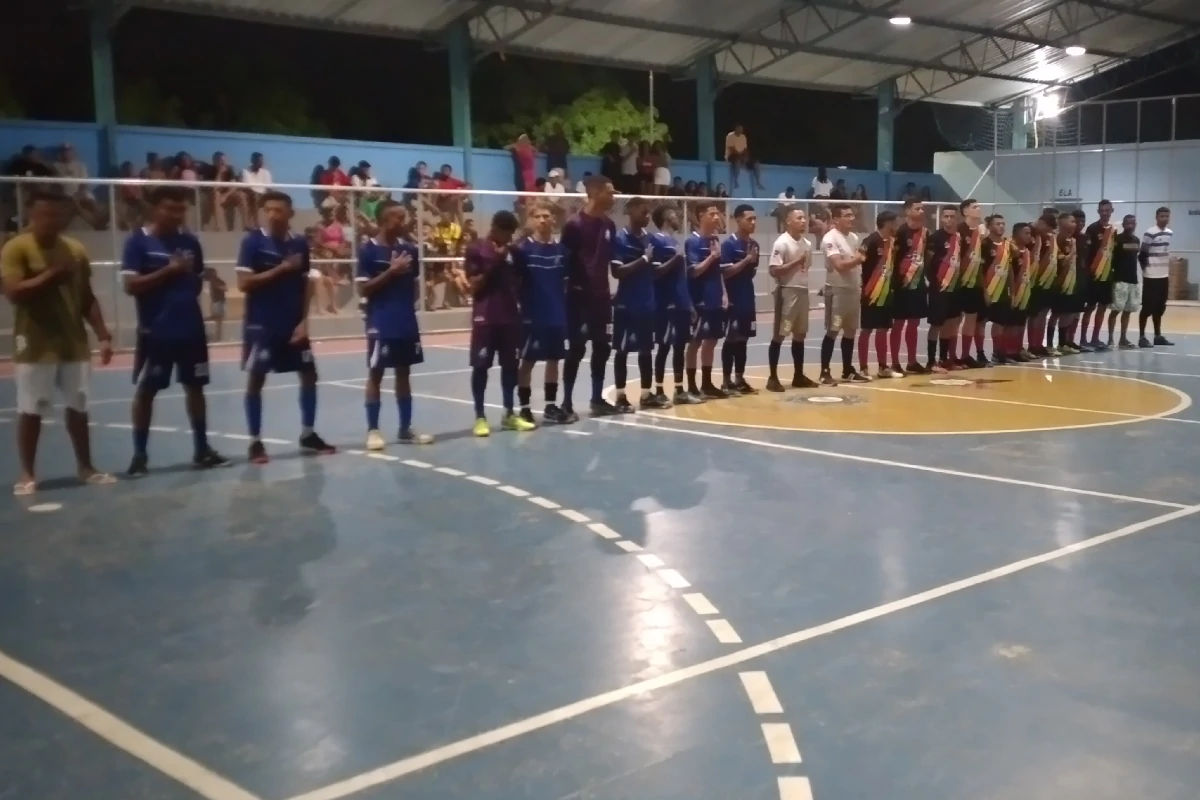 Na-imagem-os-dois-times-em-formação-cantando-o-hino-nacional-antes-da-final