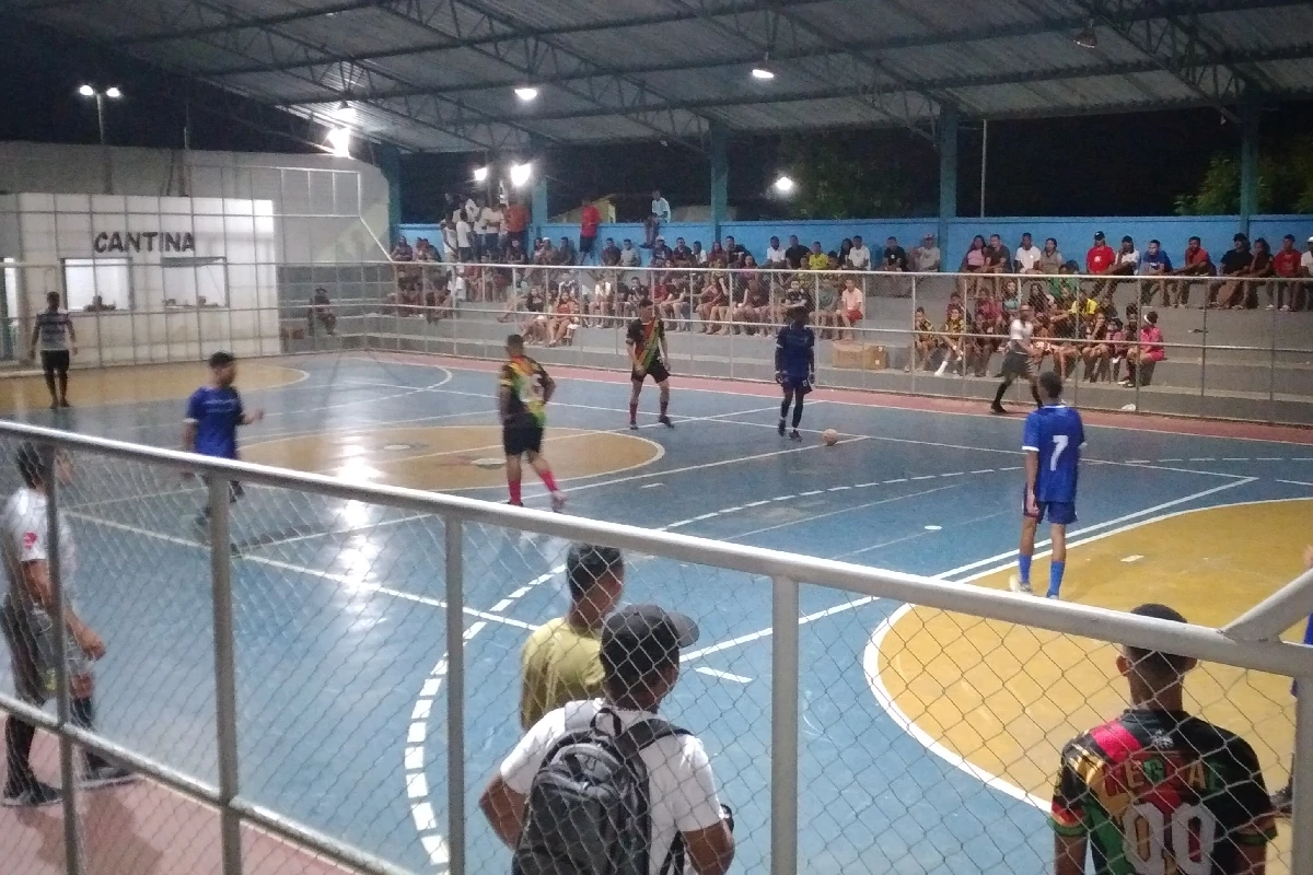 Na-imagem-bola-rolando-no-Ginásio-Gonçalo-Nunes