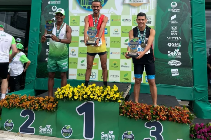 Na-imagem-Fabinho-em-cima-do-pódio-levantando-o-troféu-de-campeão-na-corrida-internacional-do-Agronegócio-da-cidade-de-Petrolina-Pernambuco.