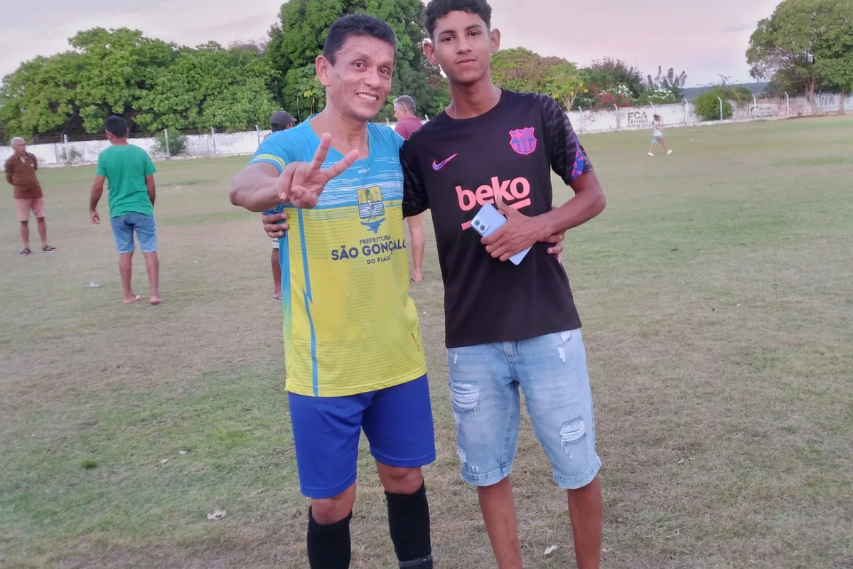 Na-imagem-Alexandre-Meio-campo-da-Seleção-de-São-Gonçalo-e-seu-filho