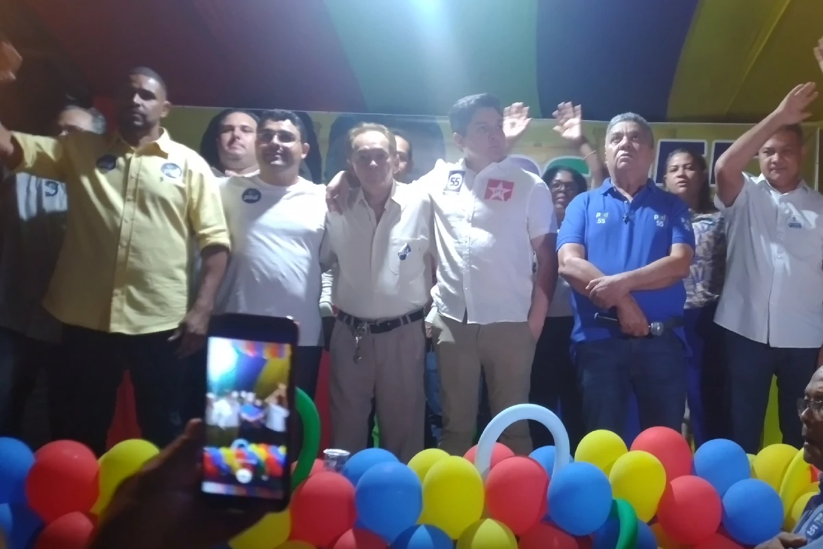 A-imagem-mostra-os-pré-candidatos-da-coligação-“Trabalho-Ação-e-Compromisso”-em-cima-do-palanque.