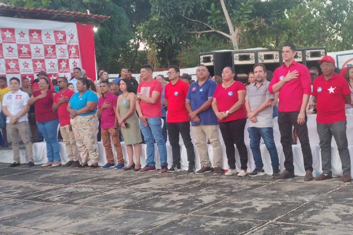 Na-foto-os-pré-candidatos-da-coligação-“Trabalho-Ação-e-Compromisso”-aparecem-em-fila-cantando-o-Hino-Nacional.