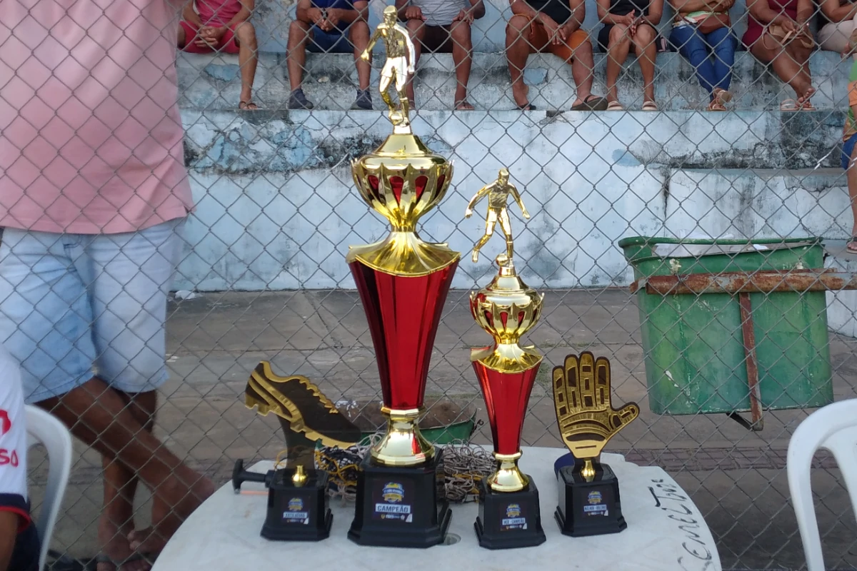 Na-imagem-troféus-da-2ª-da-Copa-Regional-dos-Quarentões-do-Médio-Parnaíba