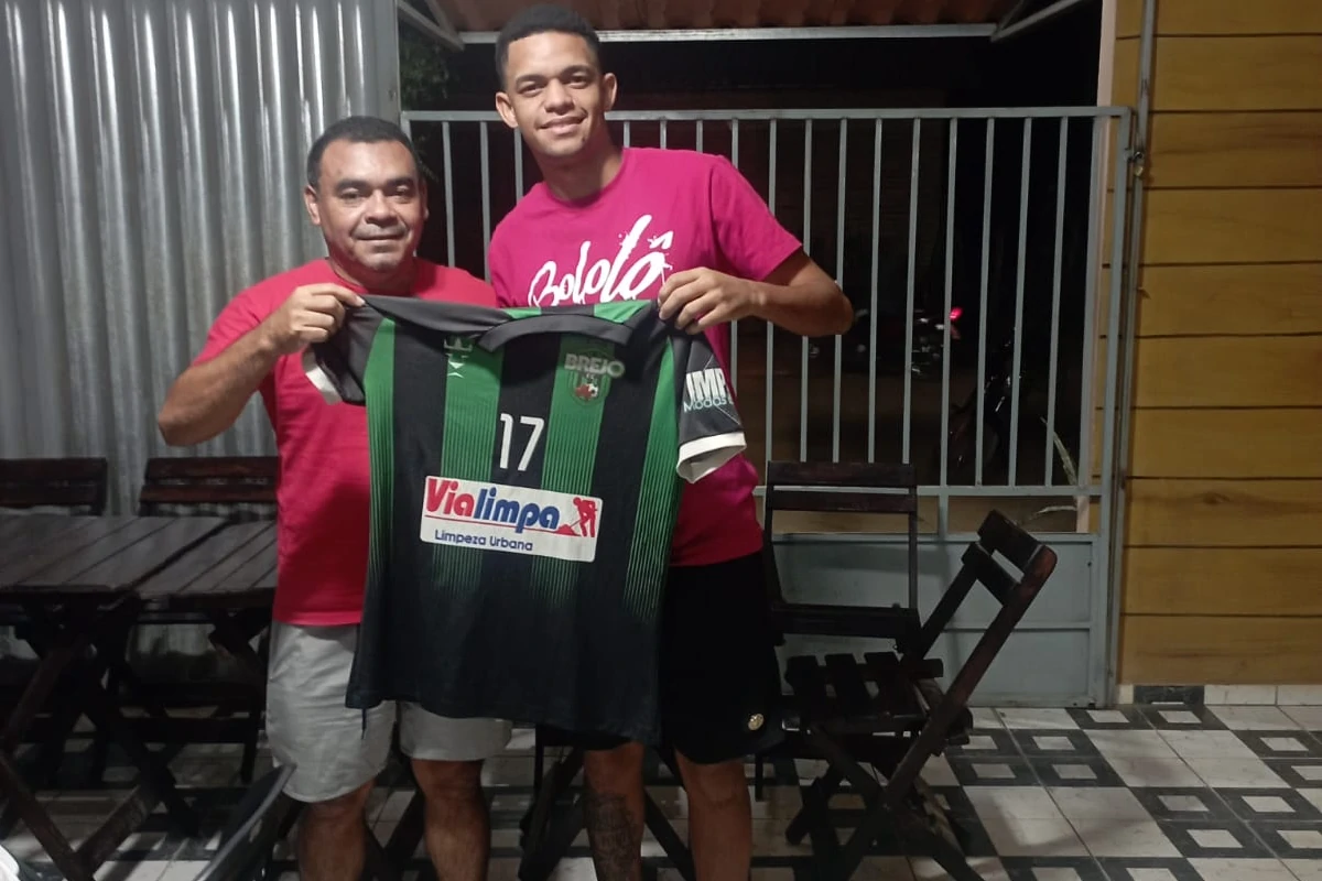 Na-imagem-meia-Leo-exibindo-com-orgulho-a-camisa-do-Brejo-Grande-em-foto-oficial