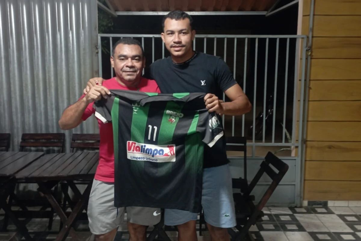 Na-foto-atacante-Evandro-mostrando-a-imprensa-a-camisa-do-Brejo-Grande