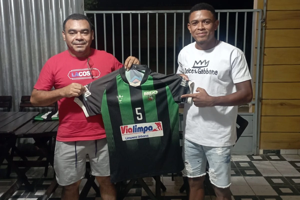 Na-imagem-o-volante-Cristian:-trocou-o-Real-Madrid-pelo-time-da-Zona-Rural-de-Regeneração.