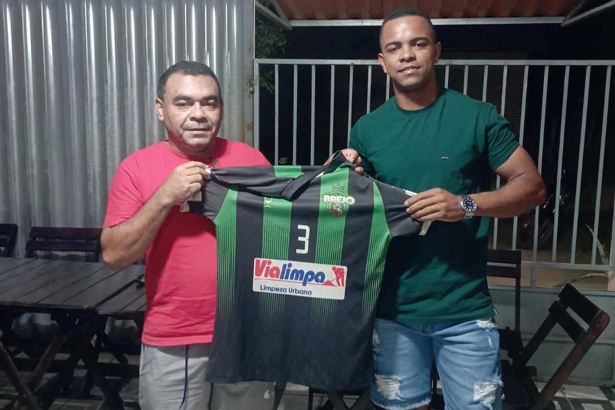Na-imagem-o-zagueiro-Carlos-André-exibindo-com-orgulho-a-camisa-oficial-do-Brejo-Grande-v