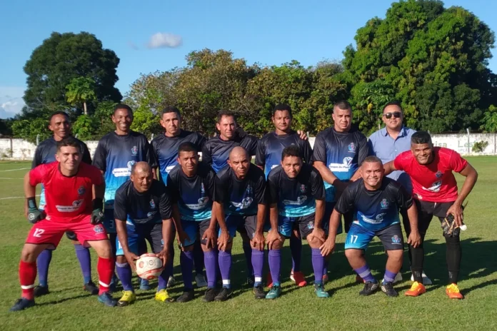 Seleção-de-Tanque-do-Piauí-vence-Palmeirais-nos-pênaltis-e-avança-para-final-da-2ª-Copa-Regional-do-Médio-Parnaíba-goleiro-Jayno-foi-herói. Na-imagem-Seleção-nde-Tanque-do-Piauí-venceu-Palmeirais-nos-pênaltis-e-avança-para-final-da-2ª-Copa-Regional-do-Médio-Parnaíba.