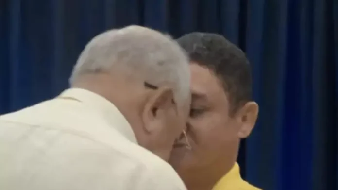 A-imagem-mostra-o-Prefeito-de-Teresina-Dr-Pessoa-dando-uma-cabeçada-no-candidato-do-PSOL-Francinaldo-Leão-ao-vivo-durante-debate-político-na-TV-Bandeirantes