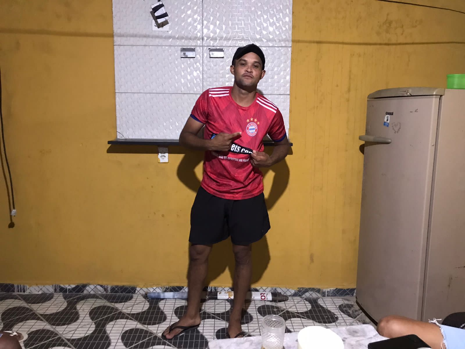 Lourival-(Lorde-Lourrival)-atacante-posa-para-a-foto-oficial-com-a-camisa-do-Bayern-de-Munique-sendo-apresentado-como-reforço-para-a-temporada