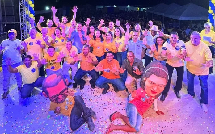 Em-convenção-partidária-gigante-que-reuniu-milhares-de-pessoas-Gabriela-Nunes-e-Afonsinho-são-oficializados-candidatos-à-prefeitura-de-Regeneração Foto-oficial-da-convenção-de-Gabriela-Nunes-e-Afonsinho-com-todos-os-candidatos-da-coligação-Coragem-pra-Mudar-Regeneração
