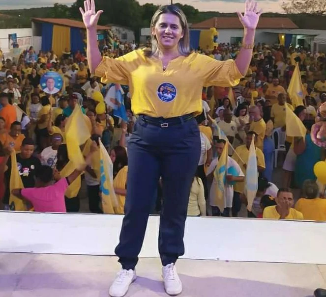 Candidata-a-vereadora-Marimete-aparece-de-costas-para-o-grande-público-presente-na-convenção.
