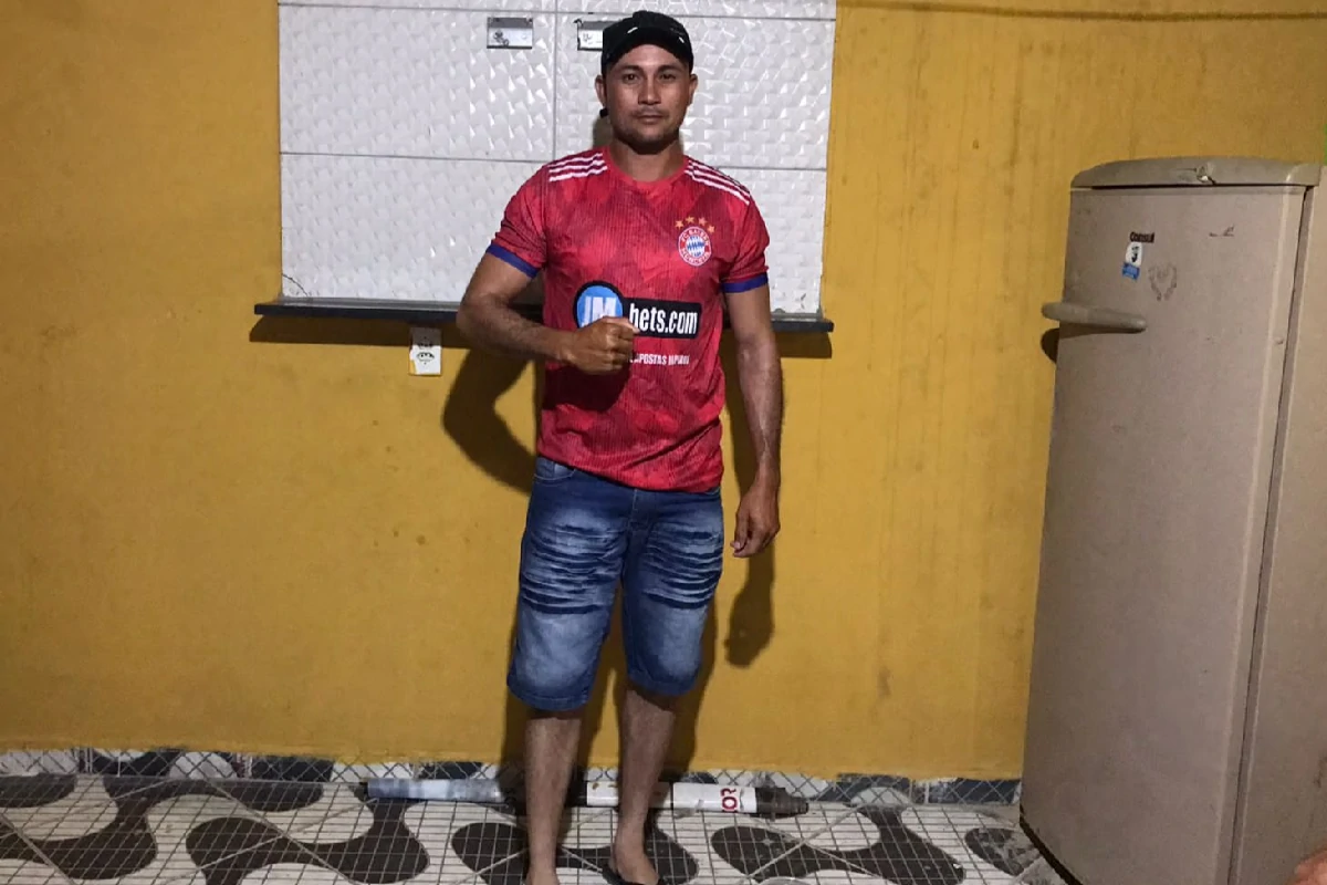 Carleidson-centroavante-é-apresentado-como-novo-reforço-e-posa-com-a-camisa-vermelha-do-Bayern-de-Munique-para-a-disputa-do-Campeonato-Regenerense-2024