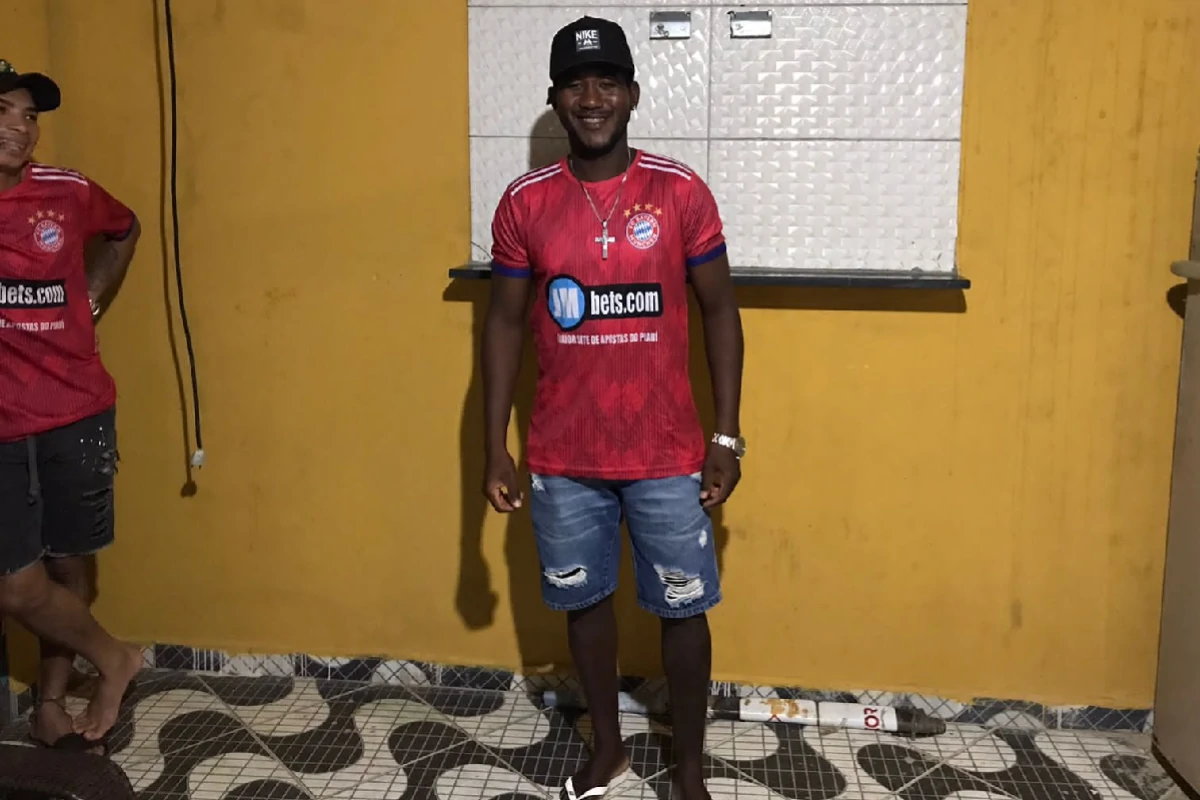 Fedega-volante-aparece-na-imagem-oficial-ao-lado-dos-demais-reforços-compondo-o-elenco-do-Bayern-de-Munique-para-o-Campeonato-Regenerense-2024