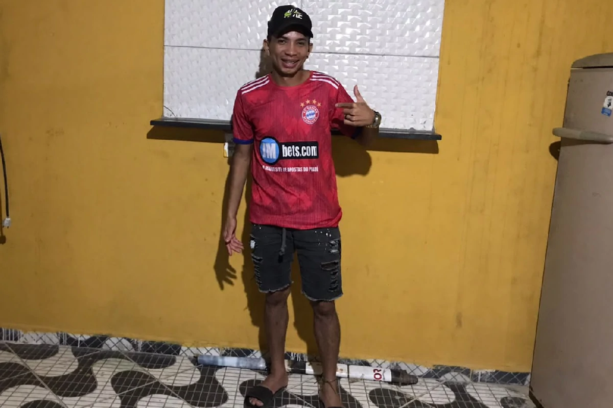 A-foto-mostra-Lêlê-lateral-esquerdo-sendo-apresentado-como-reforço-oficial-do-Bayern-para-o-campeonato-Regenerense-de-2024