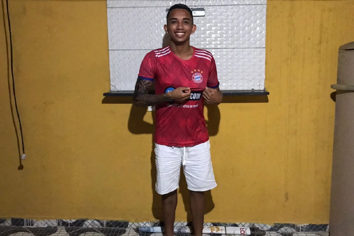 Bruno-zagueiro-aparece-na-imagem-vestindo-a-camisa-vermelha-do-Bayern-de-Munique-sendo-anunciado-como-reforço-para-o-Campeonato-Regenerense-2024