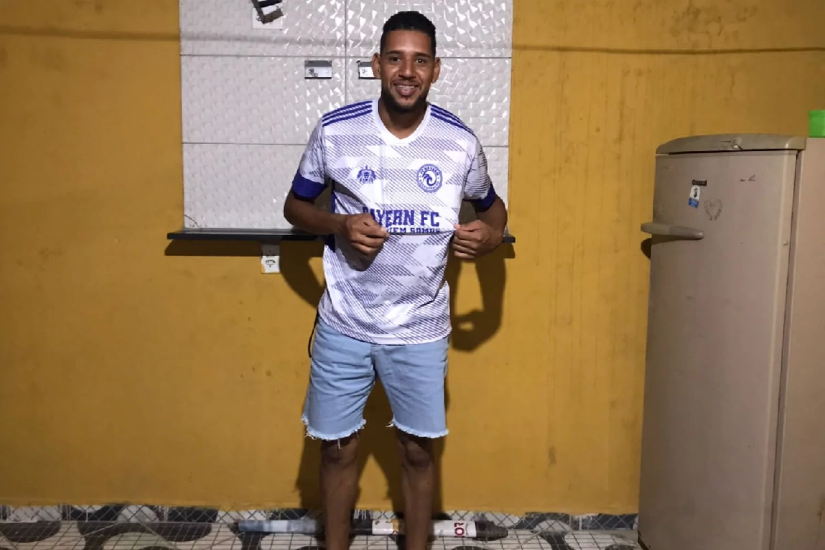 A-imagem-mostra-o-Goleiro-Tião-sendo-anunciado-como-reforço-para-o-Campeonato-Regenerense-2024.