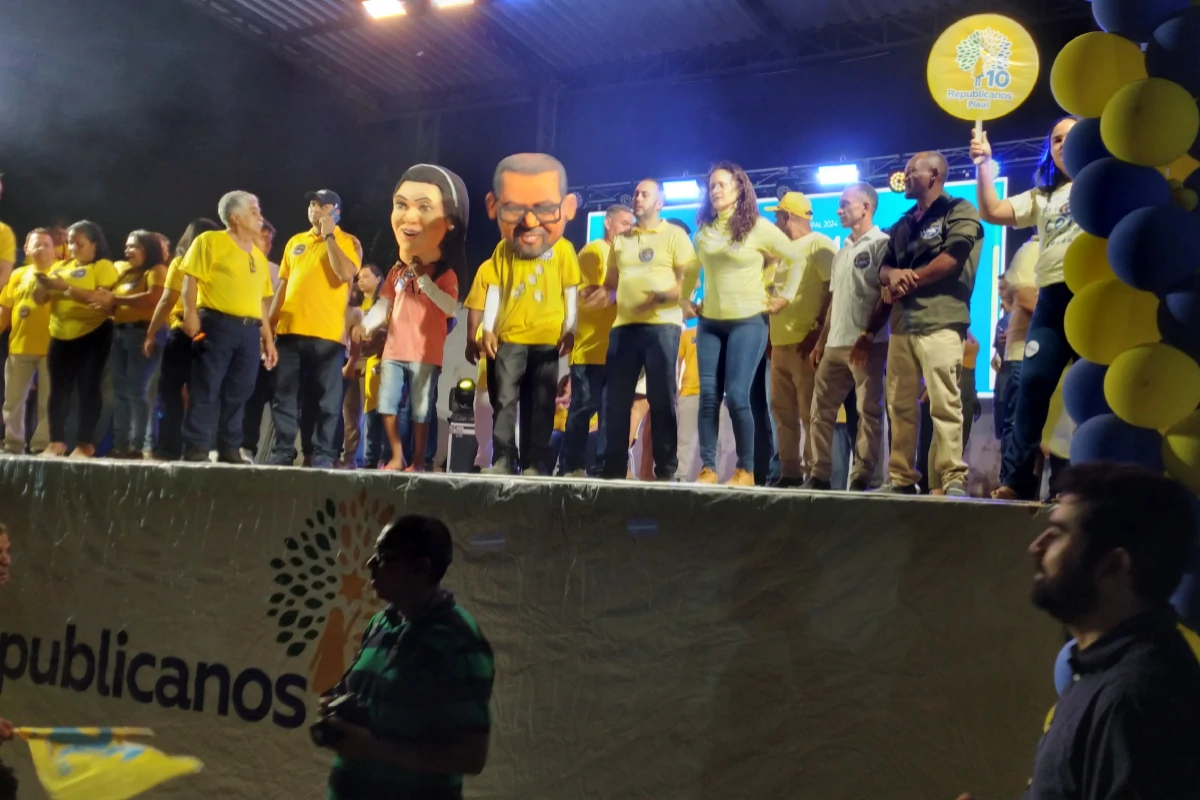 Candidatos-no-palco-interagem-com-o-público-durante-a-convenção.