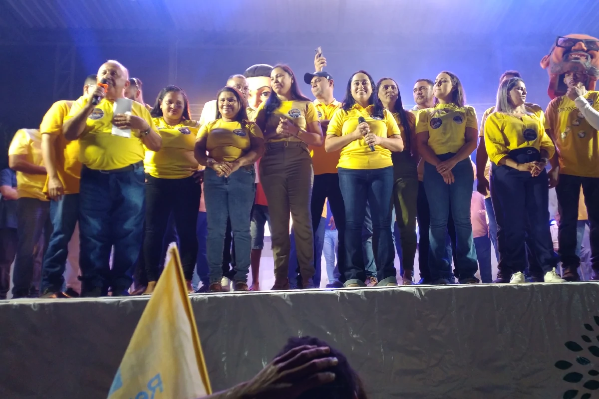 Gabriela-Nunes-discursa-no-palco-durante-a-convenção-interagindo-com-o-público.