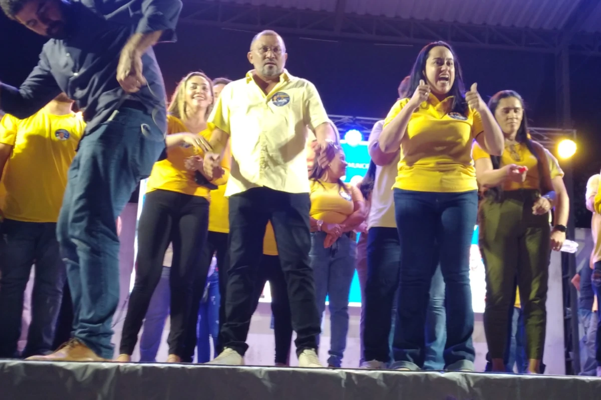 Gabriela-Nunes-e-Afonsinho-interagem-com-o-público-durante-a-convenção.