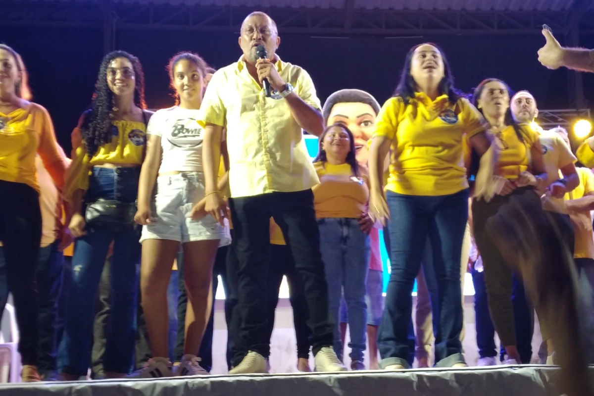 Discurso-do-candidato-a-vice-prefeito-Afonsinho-no-palco-da-convenção.