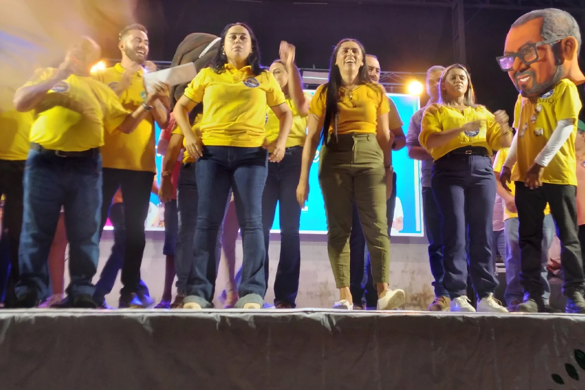 Gabriela-Nunes-interage-com-o-público-durante-a-convenção.