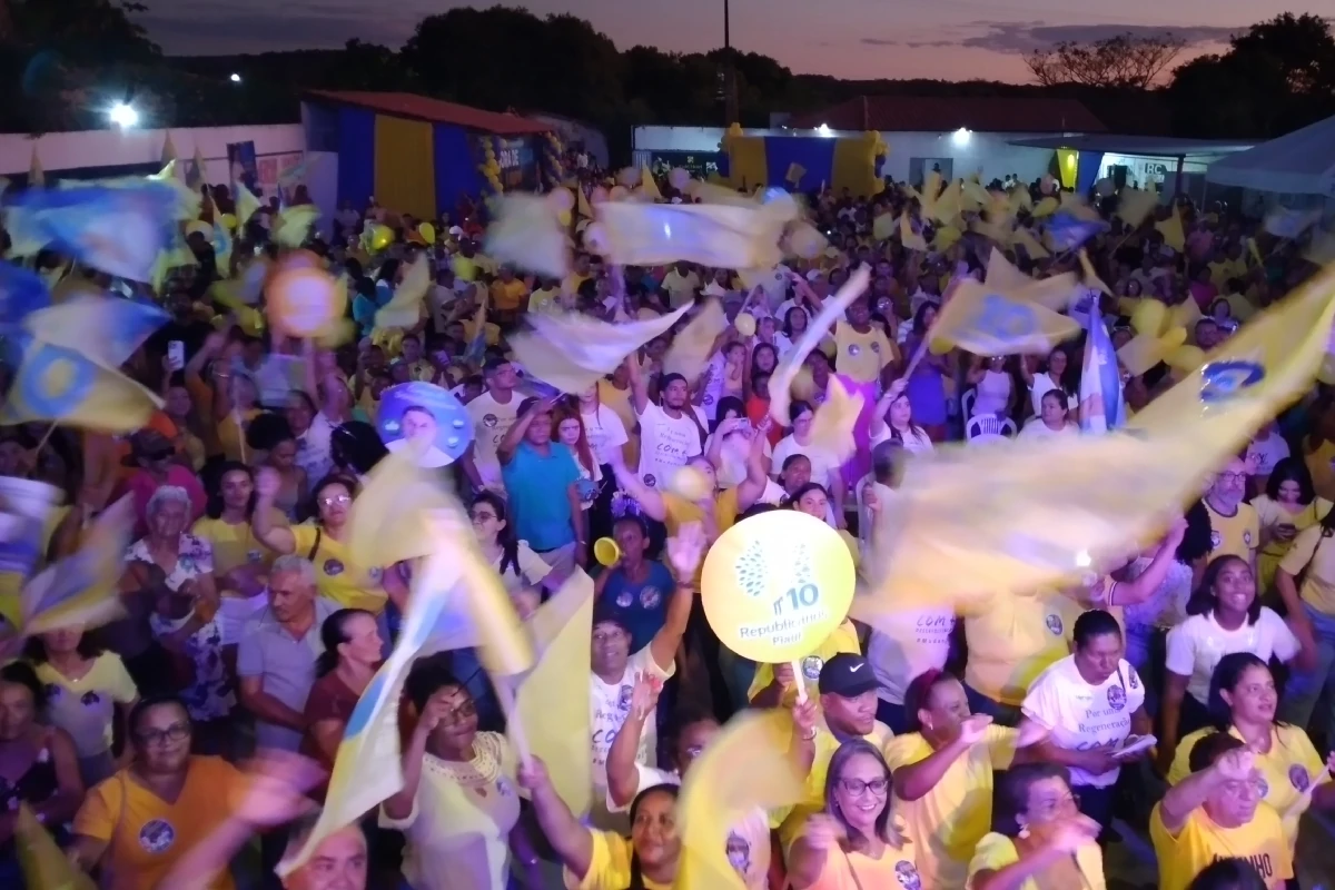 Público-exibe-bandeiras-e-cartazes-durante-a-convenção-de-Gabriela-Nunes-e-Afonsinho-candidatos-a-prefeita-e-vice-em-Regeneração
