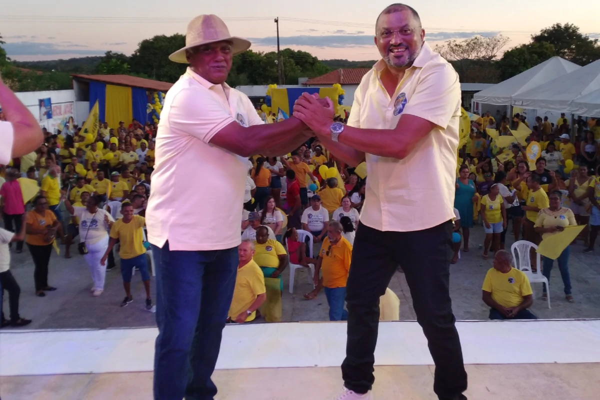 Vice-Afonsinho-ao-lado-do-candidato-a-vereador-Professor-Carlão-durante-a-convenção.