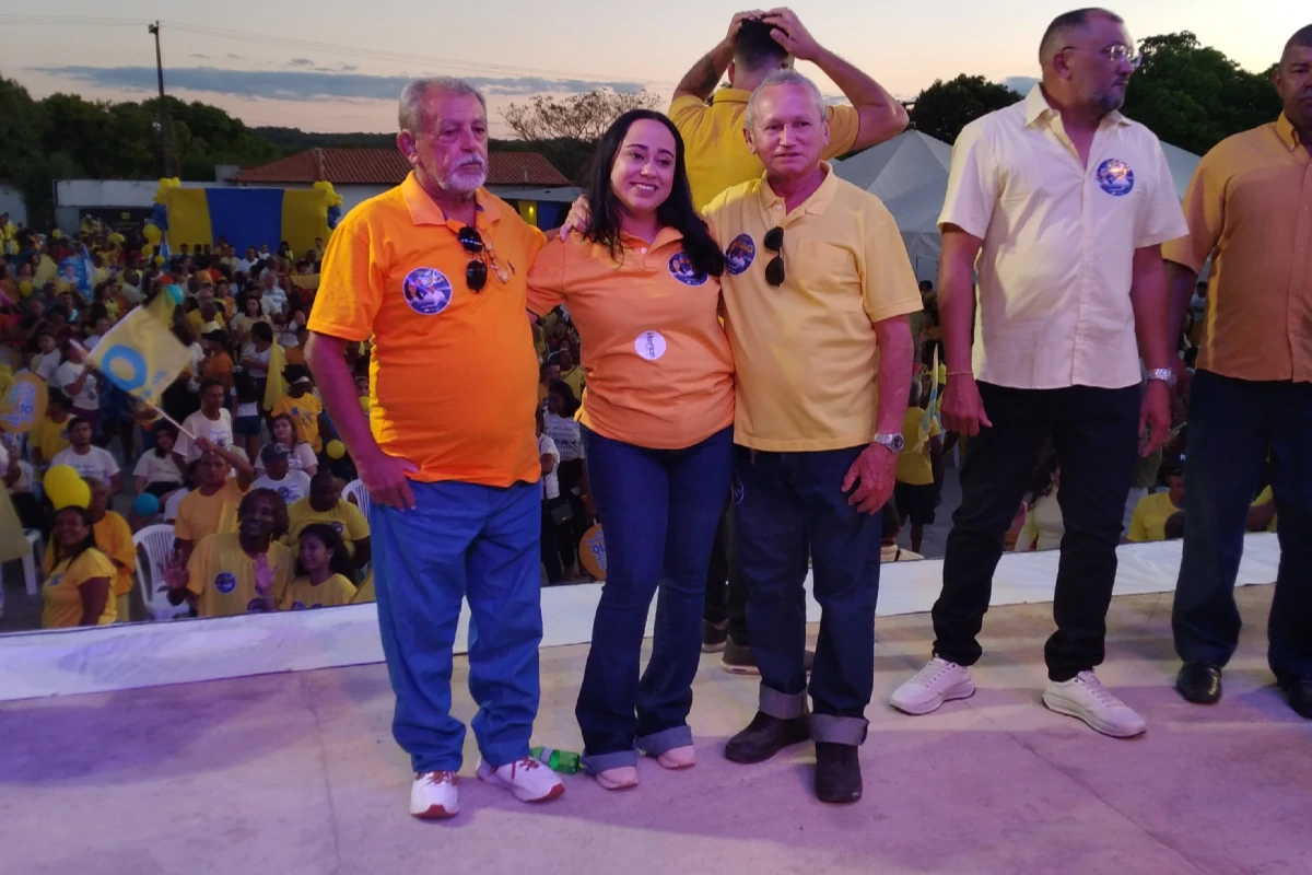 Gabriela-Nunes-seu-pai-Plácido-Nunes-o-vice-Afonsinho-e-o-maestro-da-banda-de-música-de-Regeneração-no-palco-da-convenção.