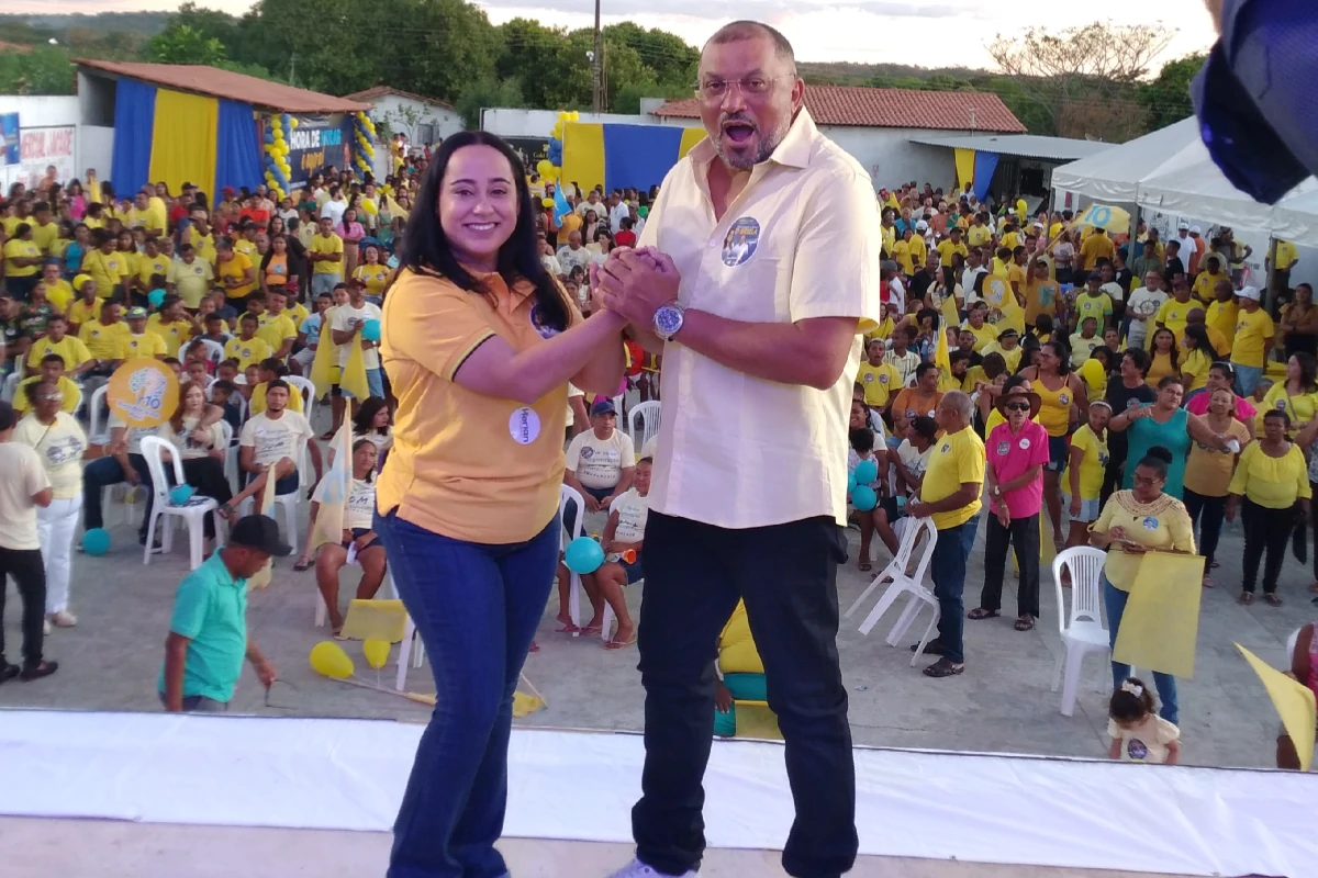 Gabriela-Nunes-e-Afonsinho-de-mãos-dadas-no-palco-da-convenção