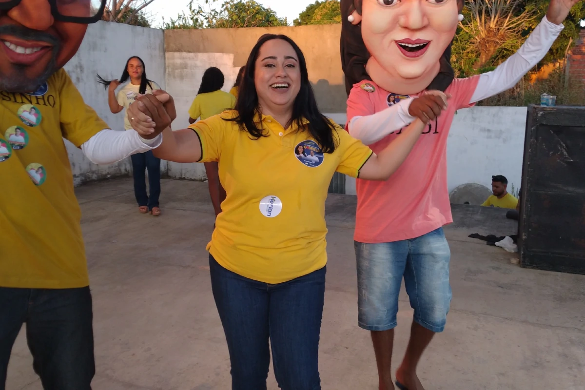 Gabriela-Nunes-abraçada-aos-bonecos-mascotes-da-campanha-durante-a-convenção.