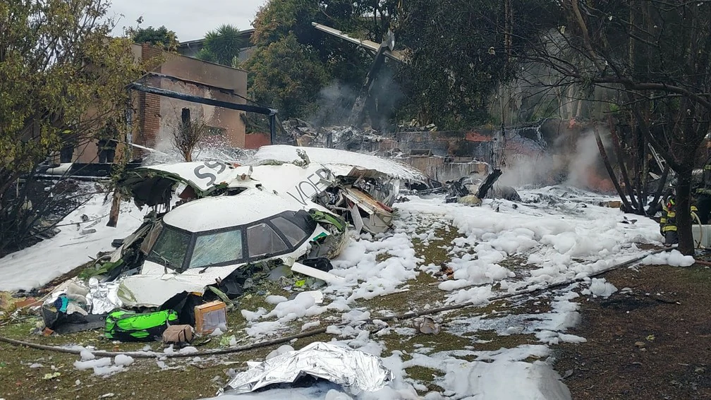 Na-imagem-destroços-do-avião-que-caiu-em-Vinhedo-SP-Foto-SSP-SP