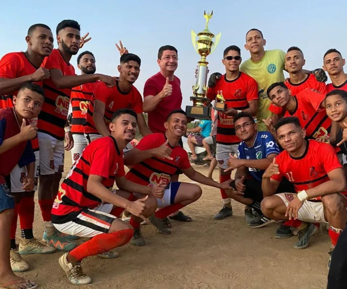 Na-imagem-elenco-campeão-do-Flamengo-vence-Brejo-Grande-nos-pênaltis-e-conquistaram-o-título-de-campeão-da-10ª-Copa-do-Morro.