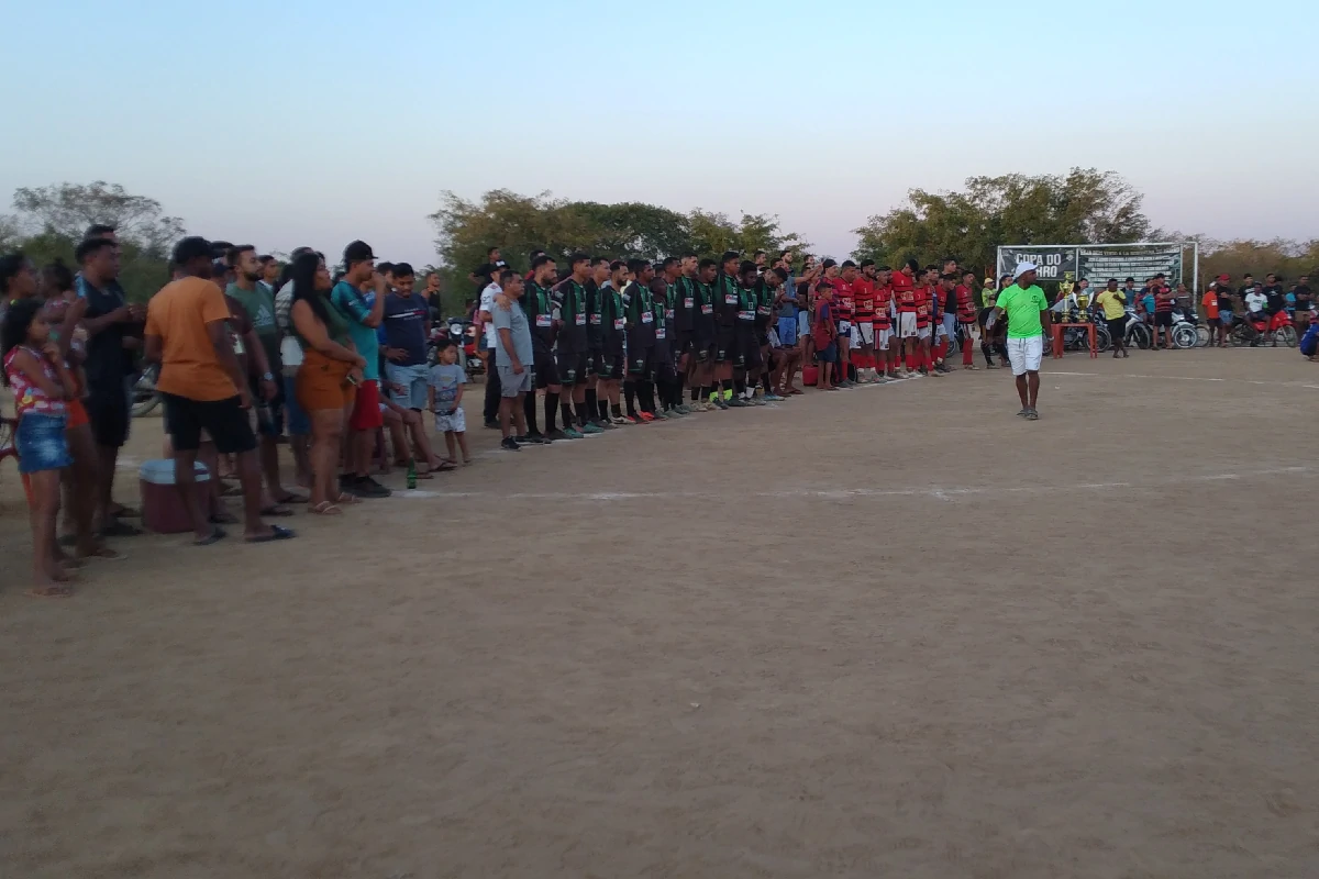 -Na-imagem-times-e-torcedores-em-fila-para-ver-as-cobranças-de-pênaltis