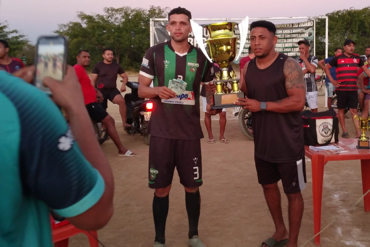 Na-Imagem-capitão-do-Brejo-Grande-recebendo-o-troféu-de-vice-campeão-