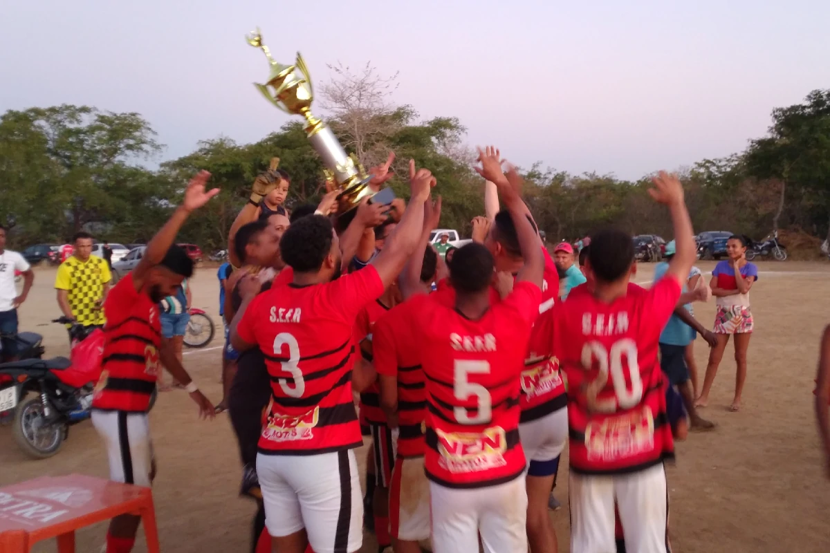 Na-imagem-jogadores-do-Flamengo-levantando-o-troféu-de-campeão-da-Copa-do-Morro