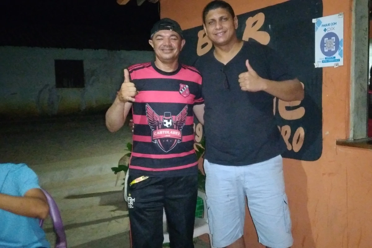 Na-imagem-João-Magrão-e-o-auxiliar-técnico-do-time-Casio-Ramon