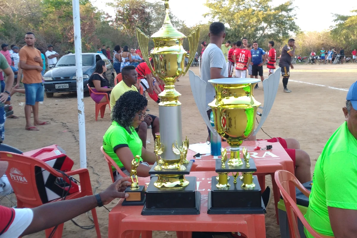 Na-imagem-troféus-da-Copa-da-10ª-Copa-do-Morro