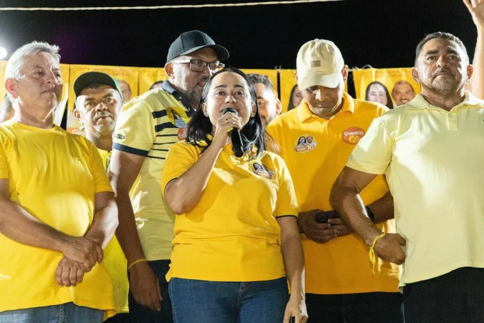 Gabriela-Nunes-não-saiu-derrotada-emergiu-das-urnas-como-forte-liderança-política-em-Regeneração-e-vai-liderar-uma-nova-onda-de-renovação-na-cidade Na-imagem-em-cima-do-palaque-de-campanha-ex-candidata-a-prefeita-de-Regeneração-Gabriela-Nunes-Apesar-da-derrota-Gaby-teve-5.185-votos-e-sai-como-uma-forte-liderança-da-política-local