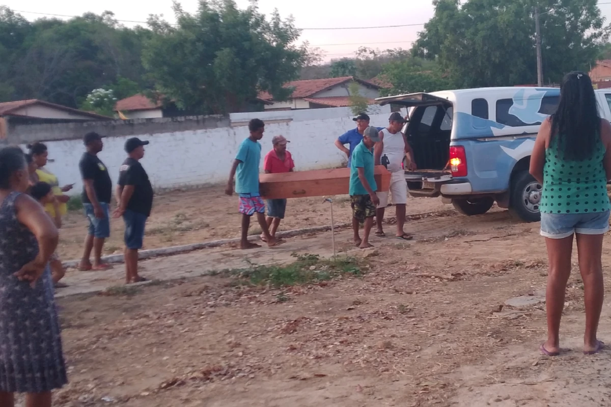 Amigos-retiram-o-caixão-de-Zé-Filho-do-carro-funerário-para-levá-lo-ao-local-do-sepultamento