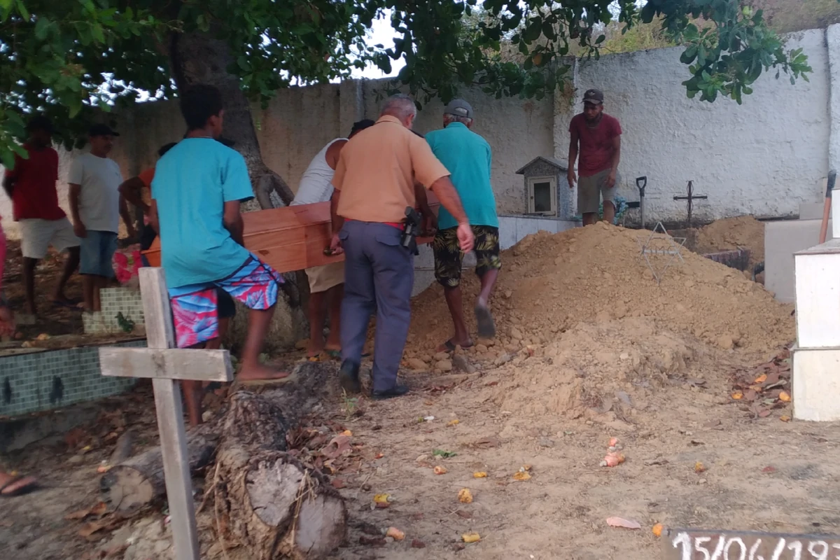 Amigos-carregam-o-caixão-de-Zé-Filho-até-o-túmulo-em-momento-de-despedida