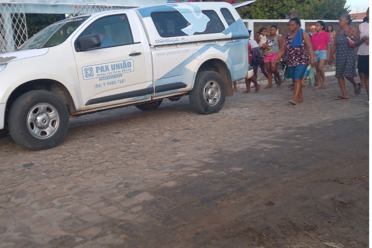Imagem-do-cortejo-fúnebre-de-Zé-Filho-chegando-ao-Cemitério-São-José-acompanhado-por-várias-pessoas