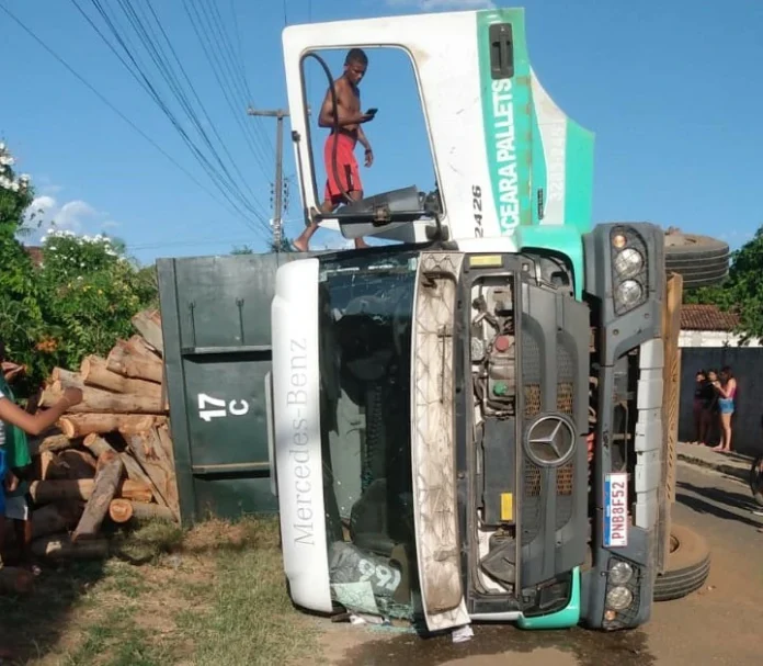 Na-imagem-caminhão-Mercedes-Benz-tombado-30-toneladas-de-toras-de-eucalipto-capota-no-bairro-Buritizinho-em-Regeneração
