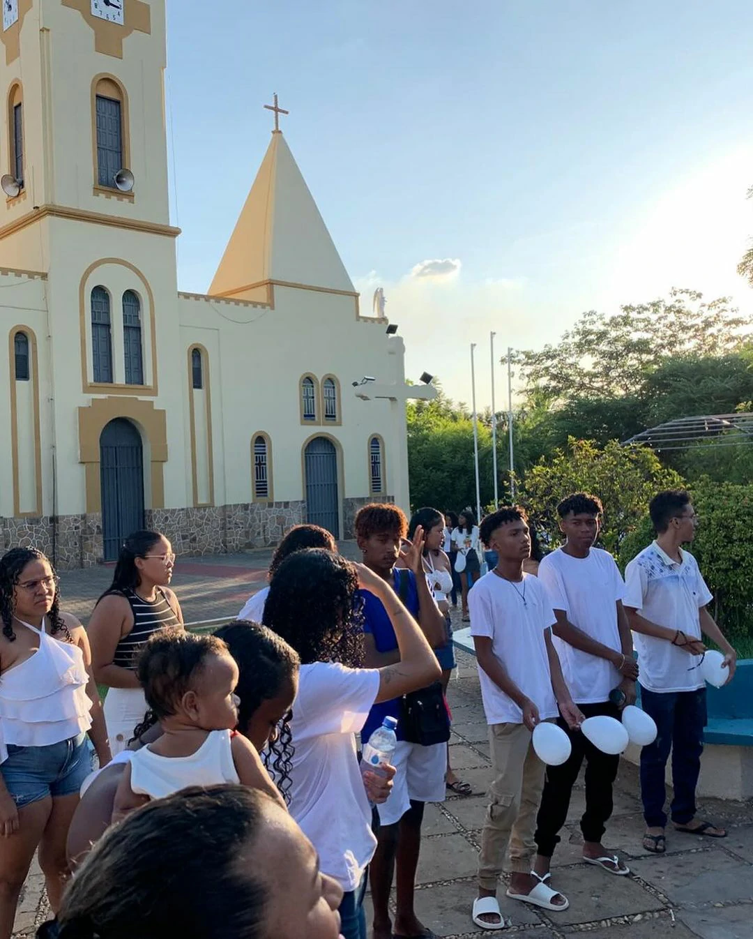 Na-imagem:-Concentração-para-o-início-da-caminhada-na-Igreja-Matriz-de-São-Gonçalo.