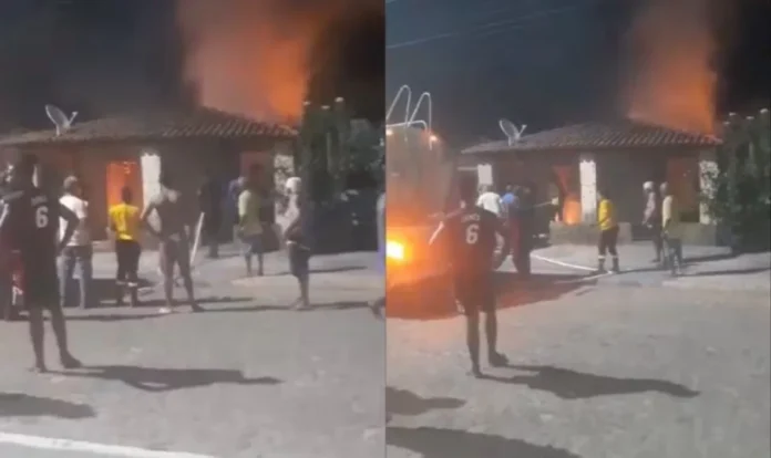 Sozinho-e-vulnerável:-idoso-de-84-anos-morre-queimado-dentro-de-casa-em-Francinópolis-após-residência-pegar-fogo A-imagem-mostra-a-casa-do-idoso-de-84-anos-Raimundo-Paulino-Dias-consumida-pelas-chamas-em-Francinópolis-Raimundo-era-acamado-e-morando-sozinho-e-foi-encontrado-morto-dentro-da-casa