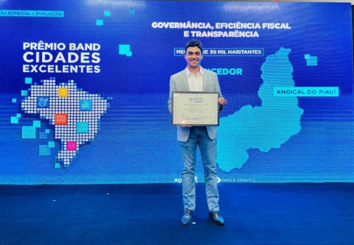 Prefeito-de-Angical-do-Piauí-Bruno-Neto-revelou-que-está-com-leucemia-na-foto-ele-aparece-recebendo-o-Prêmio-Band-de-Governança